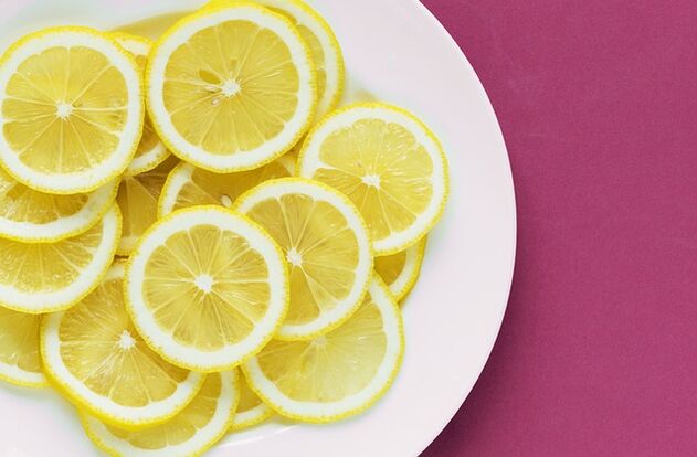 Los limones contienen vitamina C, que es un estimulante potencial. 