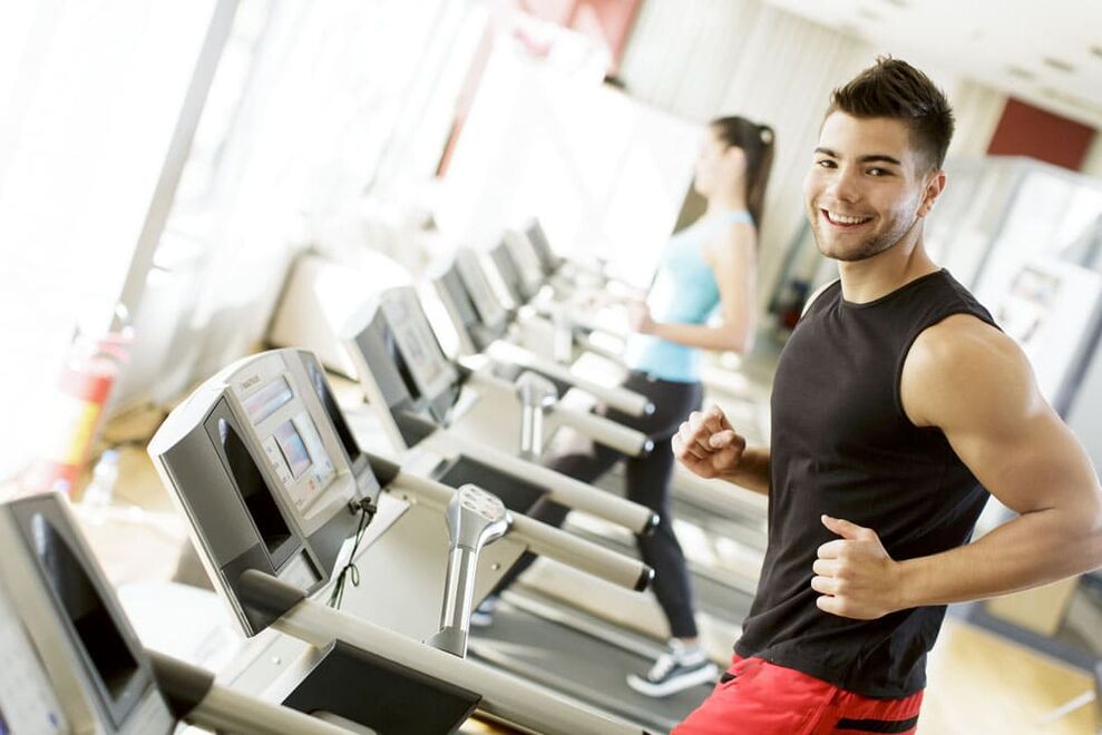 Los ejercicios cardiovasculares ayudarán al hombre a mejorar su circulación sanguínea. 